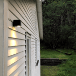 Väggspot Westal Lot I Svart på ljus fasad